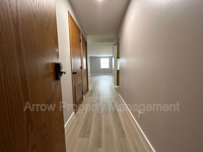 Building Photo - 208 E 5th St