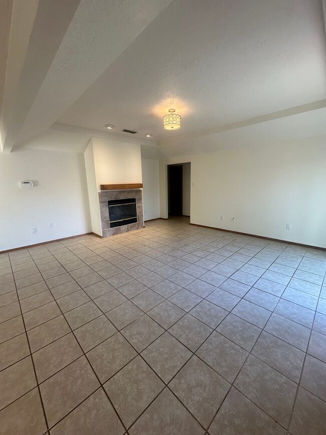 Building Photo - 3 Bedroom 2 Bath Home!