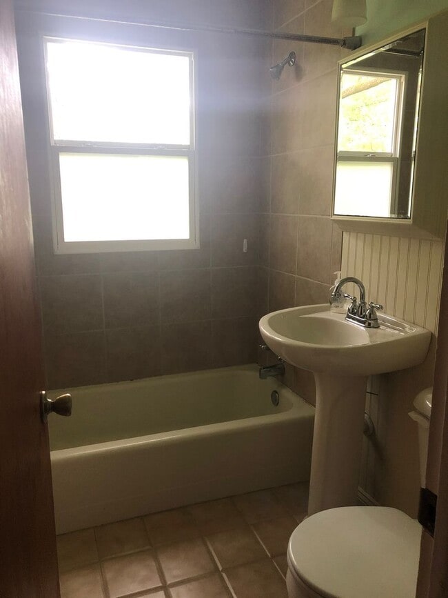 Building Photo - 3 bedroom home in Carbondale