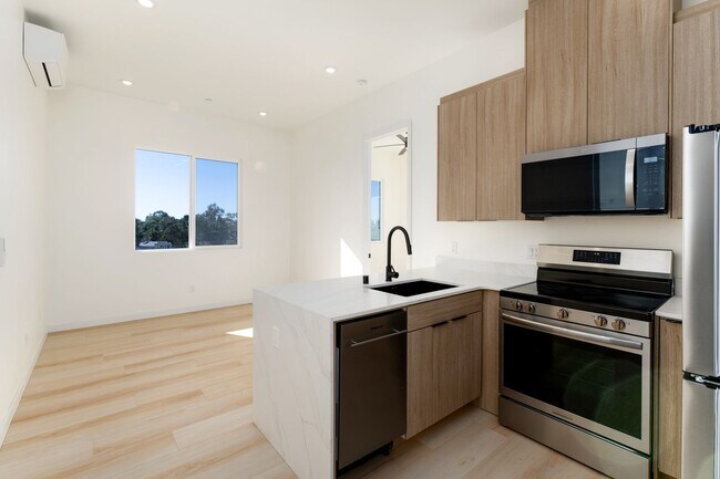 Building Photo - Top Floor, Laundry, Luxurious and Newly Built