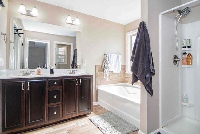 Building Photo - 1411 Freedom Dr