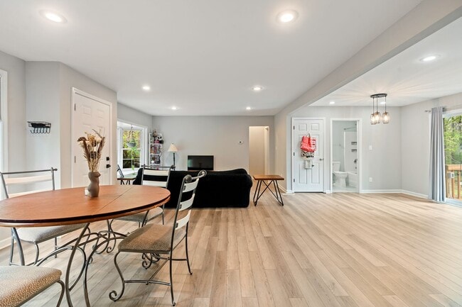 Building Photo - Nature Lovers 3 Bed 2 Bath Chapel Hill Ranch Available early August