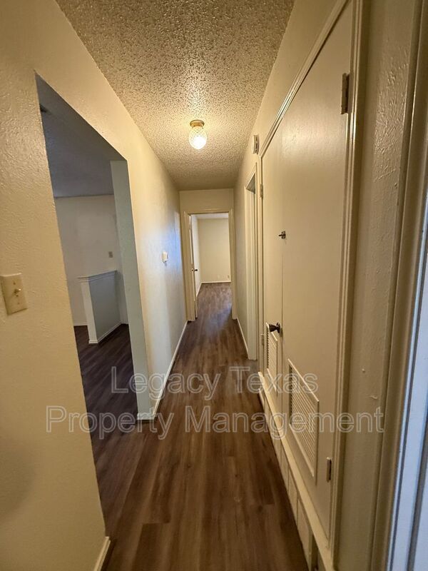 Building Photo - 1118 N Nolan River Rd