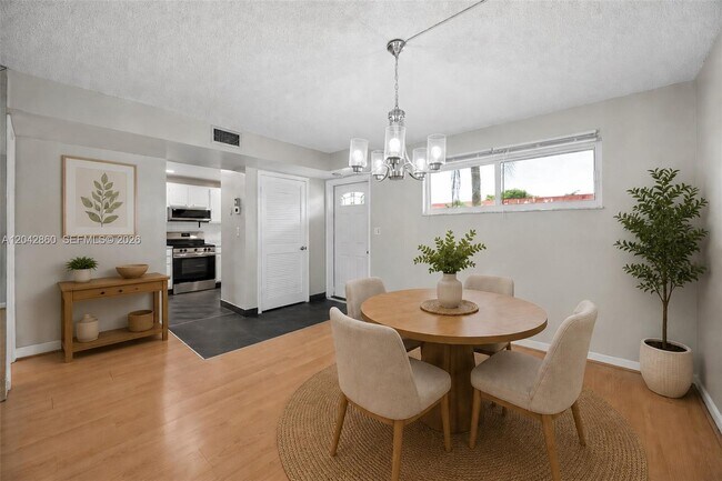 Building Photo - 800 S Hollybrook Dr