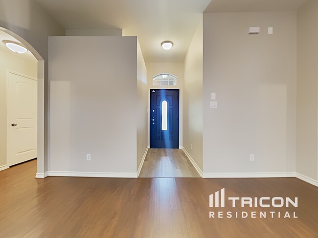 Building Photo - 648 Clearbrook St