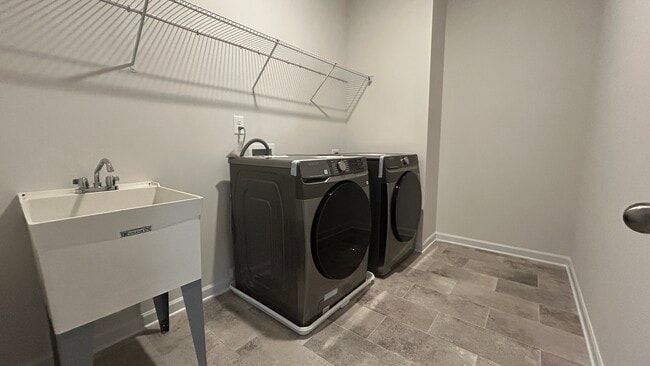 Building Photo - 415 Pointe N Dr