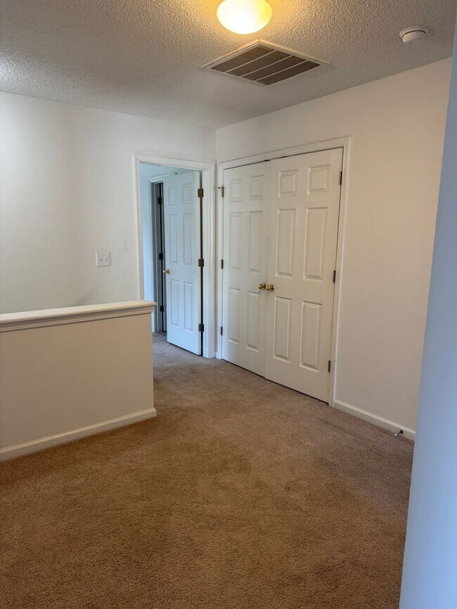 Building Photo - 210 N Orchard Farms Ave