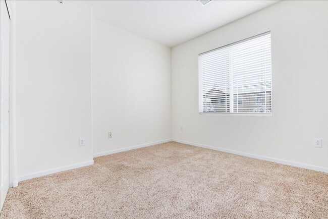 Building Photo - July 1st Move in! Top Floor 2 Bed / 2 Bath...
