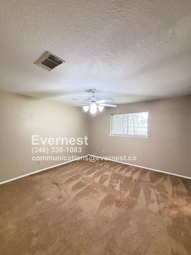 Building Photo - 3-Bedroom, 2-Bath Home in Prime Location /...