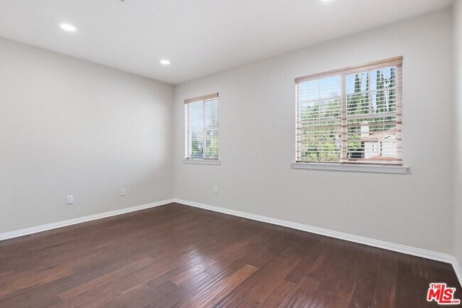 Building Photo - 5187 Knollwood Way