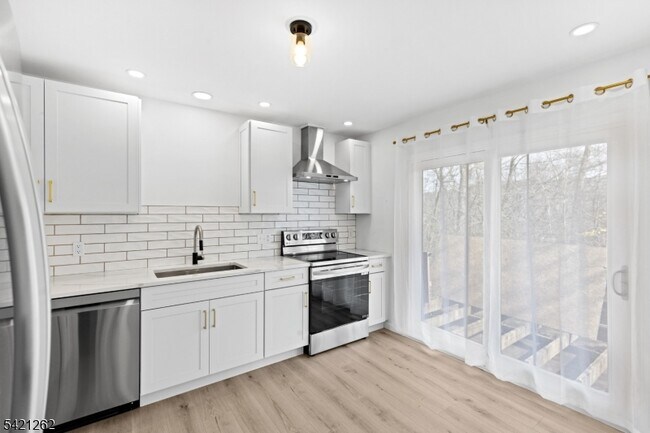 Building Photo - 8 Canada Goose Dr