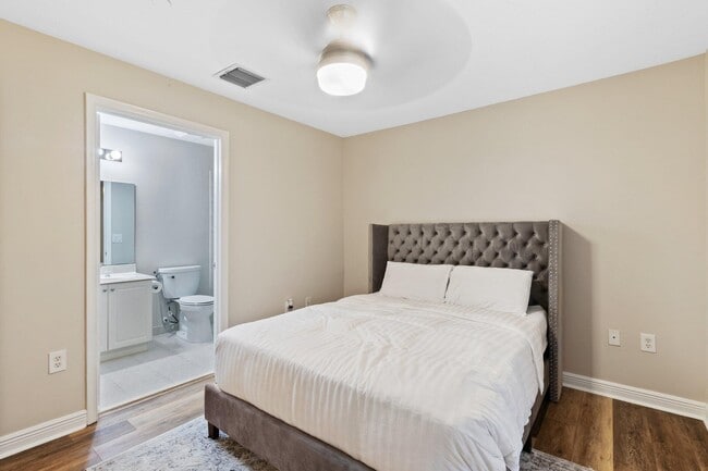 Building Photo - 1033 NE 17th Way