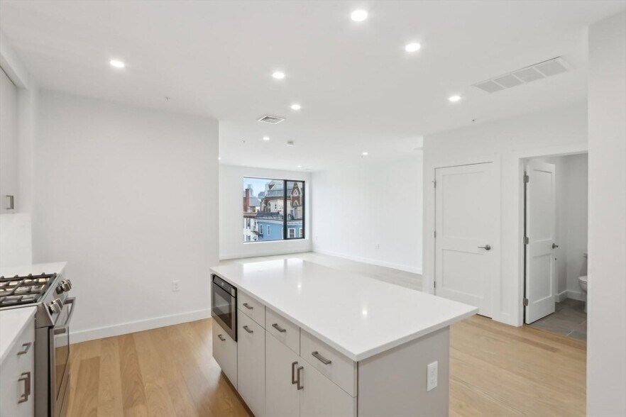 Building Photo - 256 Dorchester St