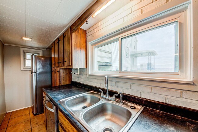 Building Photo - AVAILABLE JUNE 2026 -  4 Bedroom Full Renovation w/ Stunning Hilltop View & Central AC!