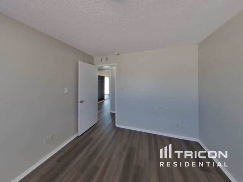 Building Photo - 6319 W Sunnyslope Ln