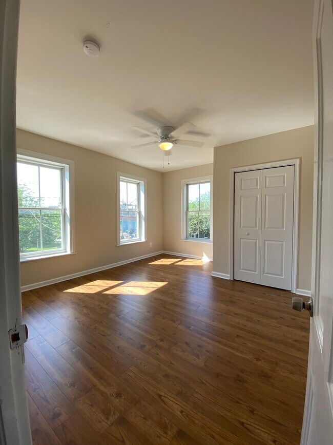 Building Photo - 13 John St