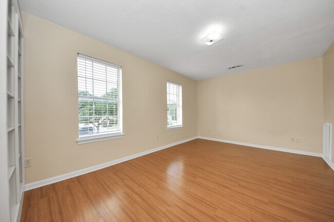 Building Photo - 11411 Briar Forest Dr
