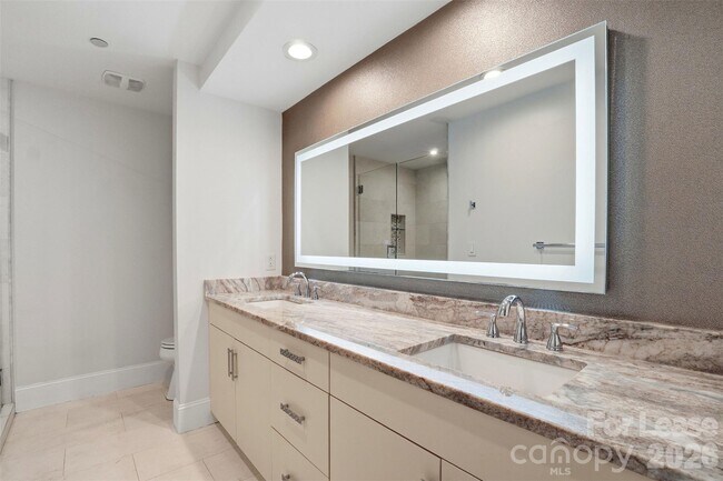 Building Photo - 701 Royal Ct