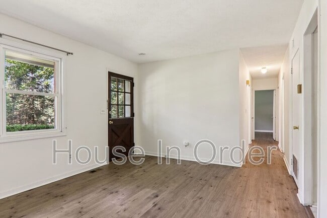 Building Photo - 325 Comet Dr