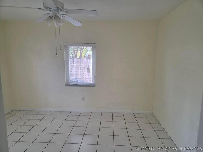 Building Photo - 1152 Bayview Dr