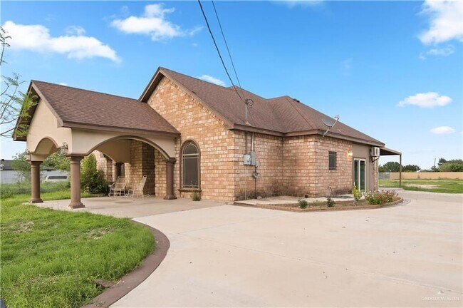 Building Photo - 23790 N Val Verde Rd