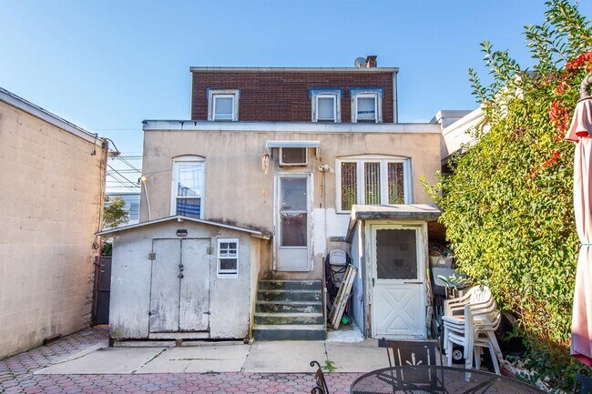 Building Photo - 606 59th St