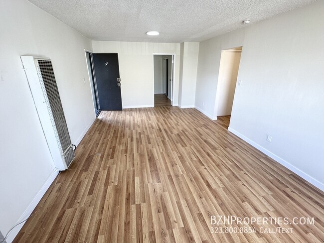 Building Photo - 2Bed 2Bath with Stainless Steel Appliances...