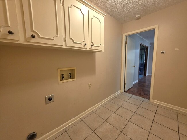 Building Photo - 1404 Woodbridge Dr