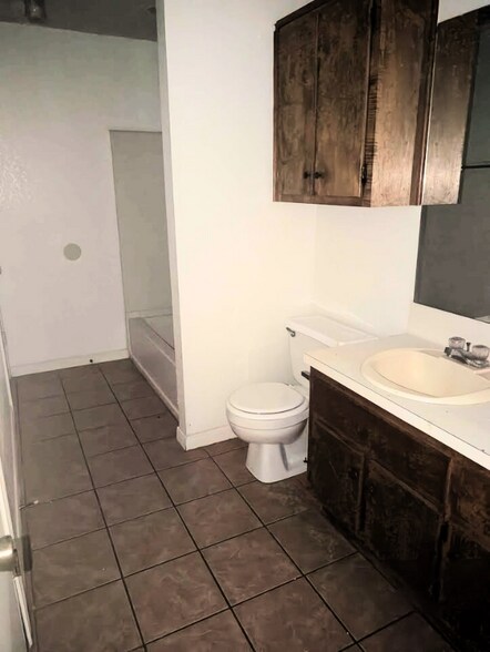 Building Photo - 102 E Truman Ave