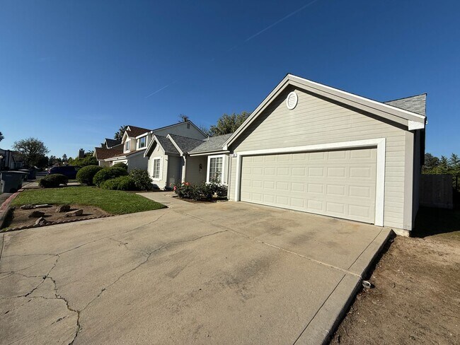 Building Photo - 2 bedroom, 2-bathroom home plus den/office in Fresno, CA!