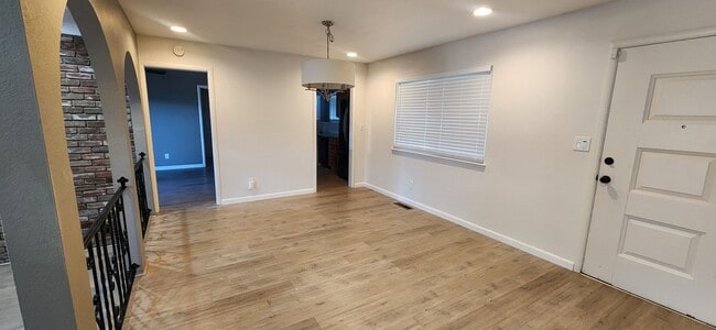 Building Photo - Beautiful 3 Bedroom 2 Bathroom Duplex in Desirable Greenhaven/Pocket Neighborhood