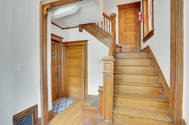 Building Photo - $2,080.95 - Charming 1 bed, 1 bath located in Denver with Bonus Flex Room!