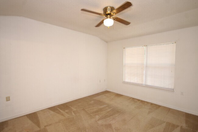 Building Photo - Northeast Pensacola 3/2 attached home for ...