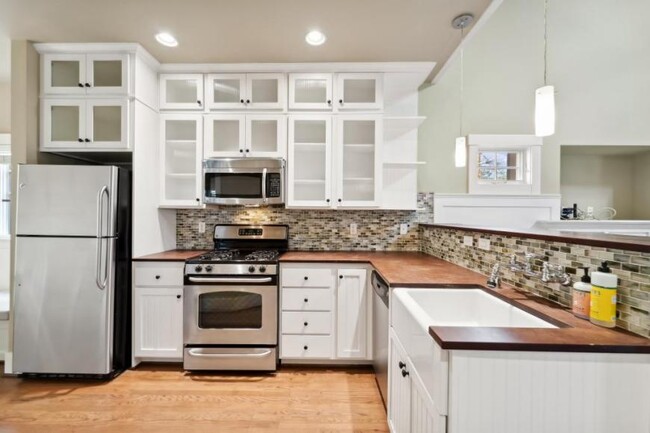 Building Photo - 2 bedroom in Seattle WA 98122
