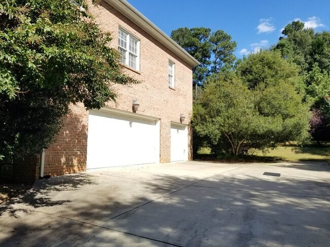 Building Photo - Wonderful 4 bedroom 3 car garage home in c...