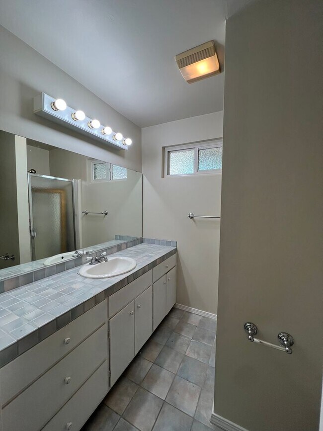 Building Photo - Charming 3bd / 2ba Long-Term Rental