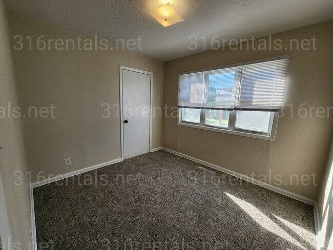 Building Photo - $995 - 4 bedroom / 1 and a half bathroom -...