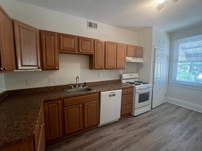 Building Photo - Spacious Updated 4BED/3BATH In Southside -...