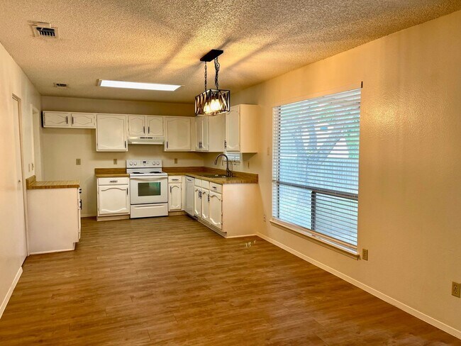 Building Photo - Charming 3/2 in Pipers Meadow  ~  *NO HOA*...