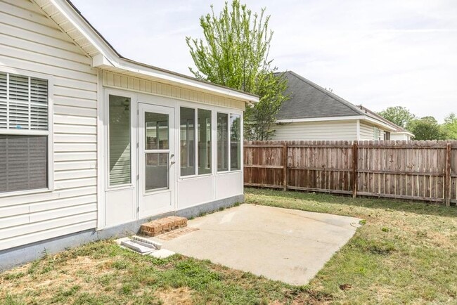 Building Photo - 205 Wembley Dr