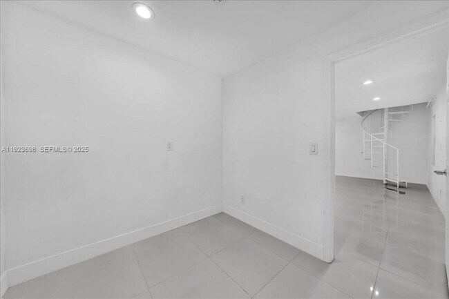 Building Photo - 348 Palm St