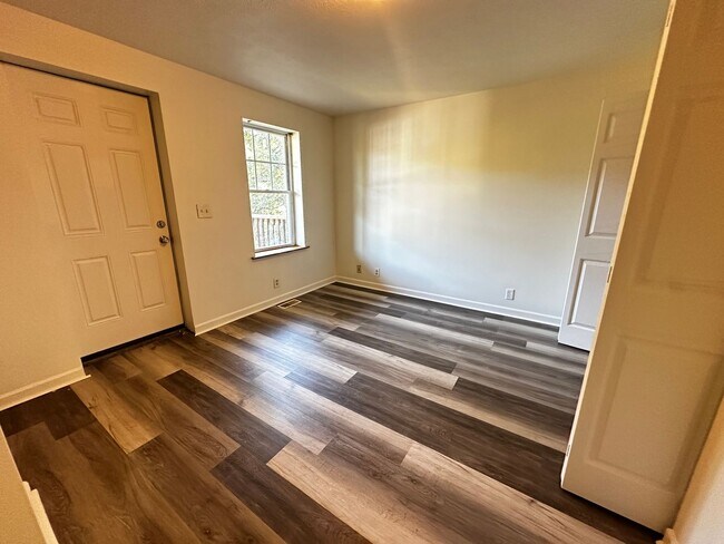Building Photo - Spacious & Updated 2-Bedroom Apartment