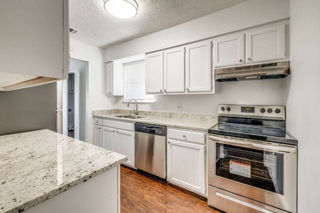 Building Photo - Stylish Half-Duplex in Arlington