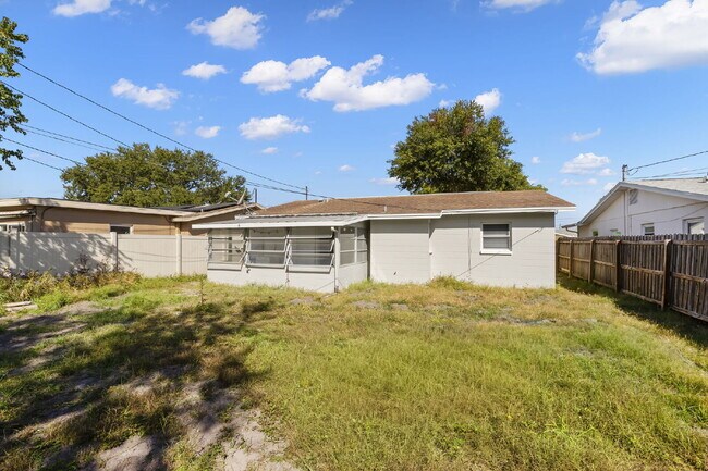 Building Photo - "Charming 3-Bed, 2-Bath Gem in St. Petersb...