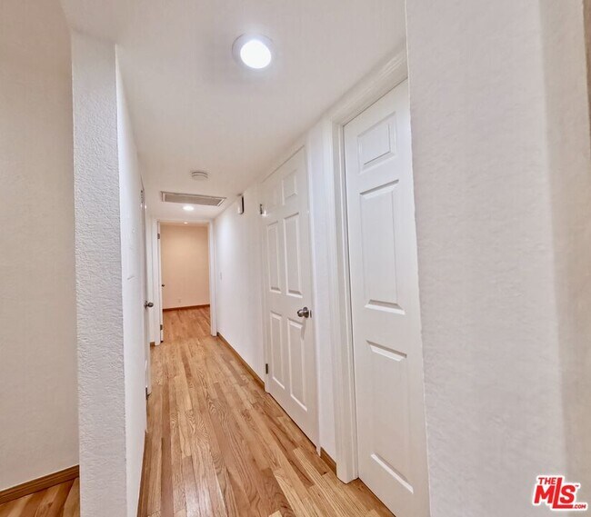 Building Photo - 805 N W Knoll Dr