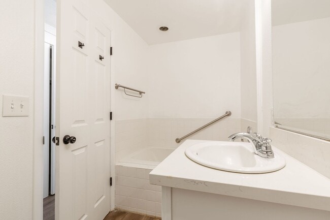 Building Photo - Heart of Eagle 4 Bed 2 Bath Home