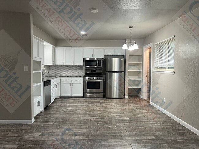 Building Photo - Spacious 3 Bedroom