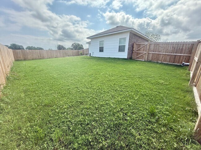 Building Photo - 989 Martin St