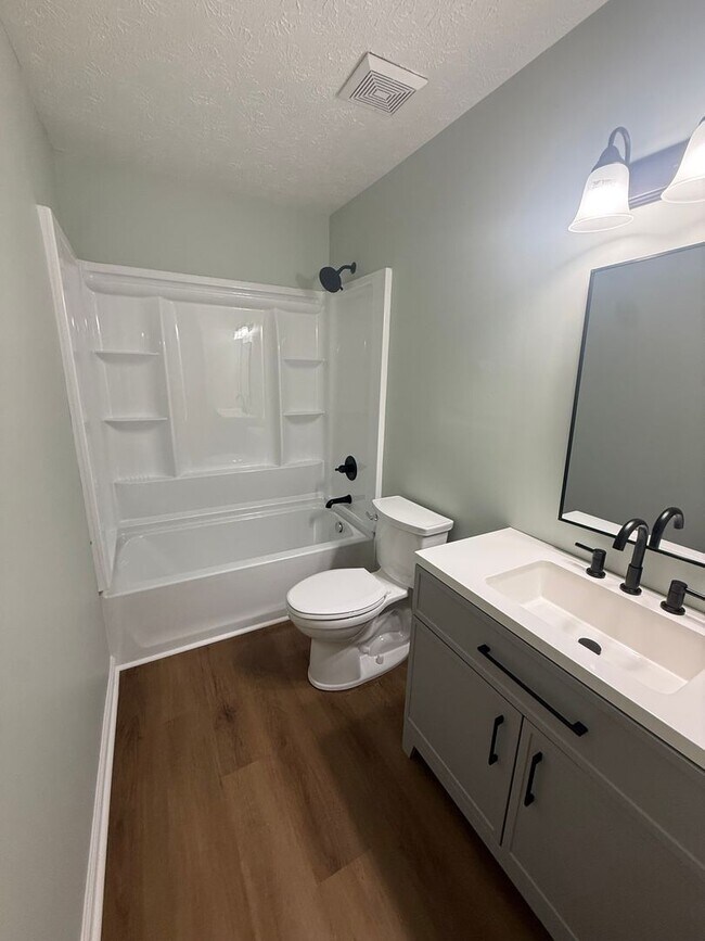 Building Photo - 449 Woodview Dr