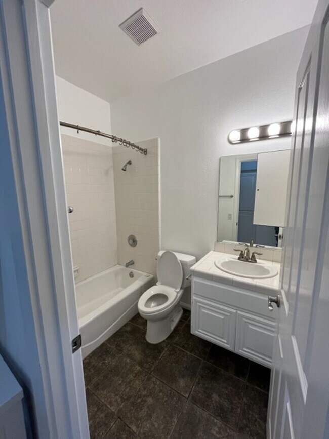 Building Photo - OB Beach House! 3 Bed 2.5 Bath A Block From the Water